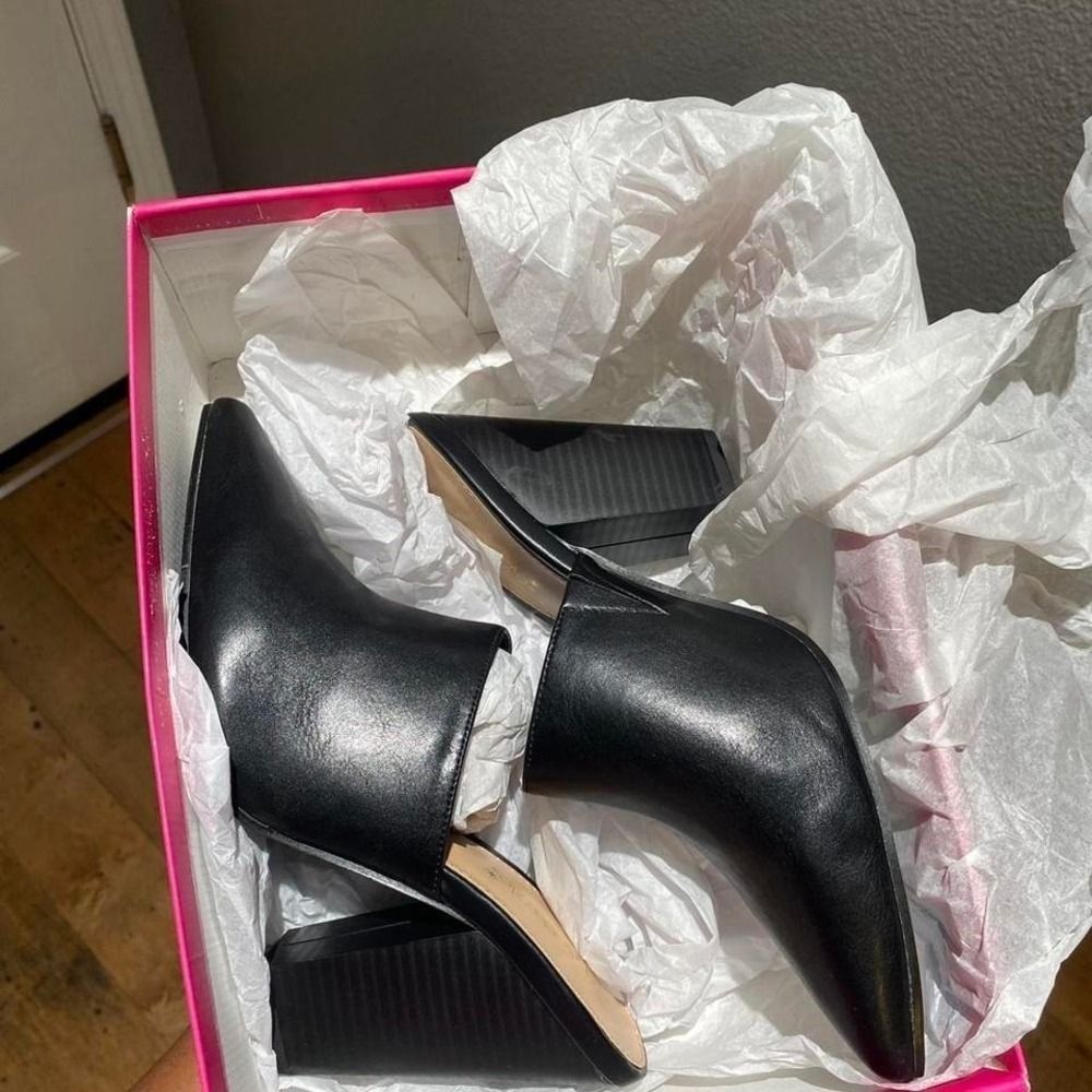 Shoe Dazzle black leather pumps, Size US 9